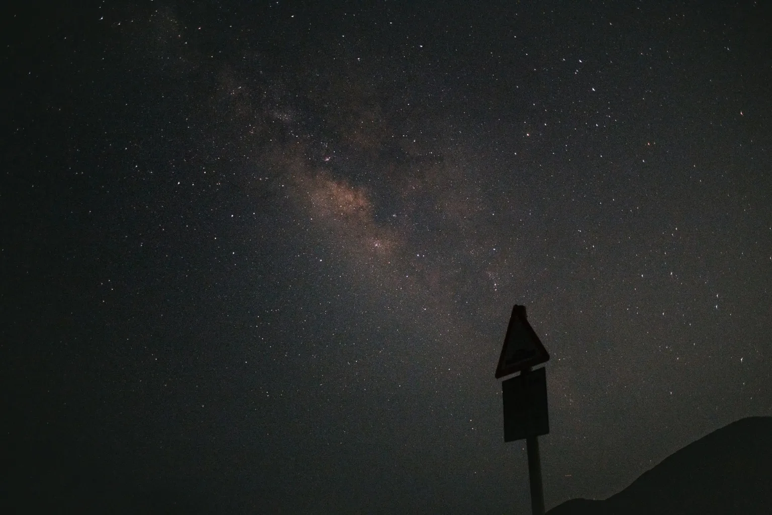 Yıldızlarla dolu gece göğü — gezegen açıları gökyüzündeki bu konum farklarından okunur